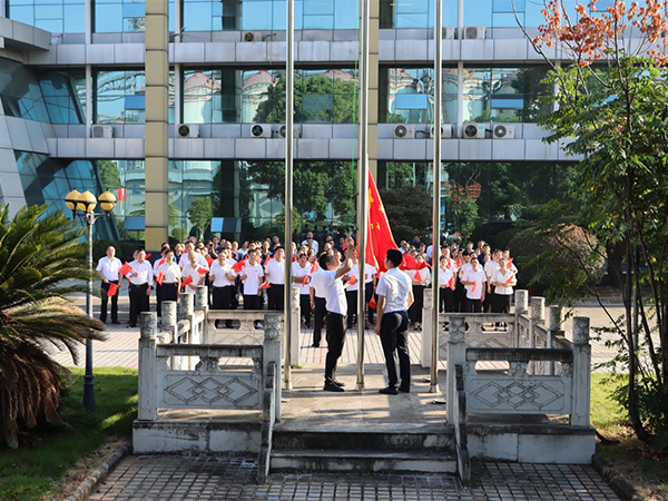 我跟国旗合张照  江粮集团新干公司庆祝祖国华诞