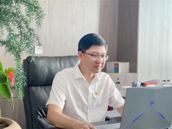 以初心为炬 照亮红土